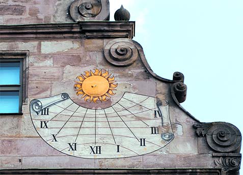 sonnenuhr-fassade-g