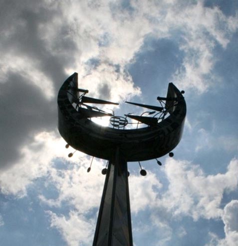 Manfred G. Dinnes: Metamorphose, 2008. Teilweise kinetische Skulptur aus lackiertem Eisen. Bildnachweis: Julia Dinnes Sagenhafte Senkrechtstarter