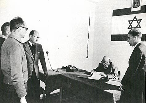 Adolf Eichmann (z.v.l.) vor dem Haftrichter mit Avner Less (d.v.l.). Bildnachweis: Yad Vashem, Jerusalem