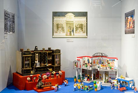 Gesprächsführung ab der 8. Klassenstufe und für Fachschulen für Sozialpädagogik
Playmobil ist ein Spielzeugklassiker: Vor 40 Jahren starteten Indianer, Bauarbeiter und Ritter ihren Siegeszug in die Kinderzimmer. Heute sind es Spielfiguren mit Wechselkleidern, die im Shopping-Center neu eingekleidet werden können. Der Ausstellungsrundgang lädt dazu ein, über die veränderten Spielwelten von Kindern nachzudenken.
<b>Buchung</b><br />Tel. (0911) 13 31 - 241<br />Fax: (0911) 13 31 - 318<br />E-Mail: <link schulen@kpz-nuernberg.de - mail>schulen@kpz-nuernberg.de</link> Die Welt im Spiel