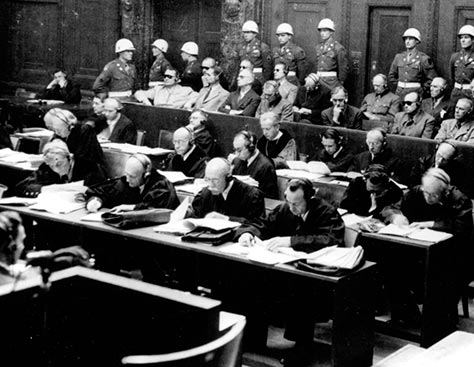 Die Angeklagten und ihre Verteidiger im Nürnberger Prozess. Bildnachweis: National Archives, College Park, MD, USA