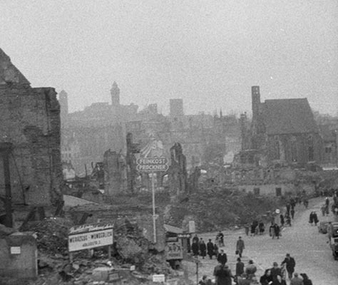 Die Menschen versuchen im zerstörten Nürnberg ihr Leben nach dem Krieg neu zu organisieren, um 1946. Wege aus dem Krieg