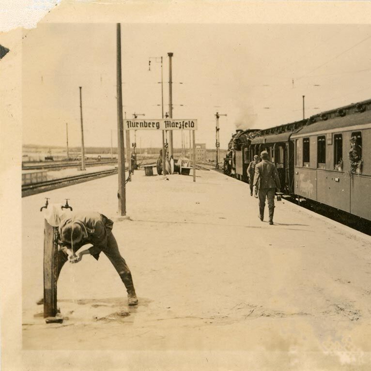 "Halt in Nürnberg auf dem Transport zur Front"