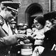 Auch die NSDAP-Prominenz sammelte öffentlichkeitswirksam für das WHW. Der Nürnberger Polizeipräsident Benno Martin war 1940 mit einer Sammelbüchse in der Altstadt unterwegs. Foto: Stadtarchiv Nürnberg, Bildchronik LR.811/2, DZ-Ph 476.1