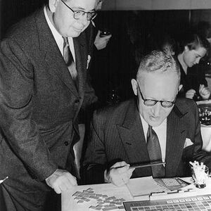 James Brunot (links) und Richard Spear (rechts), London 1954.