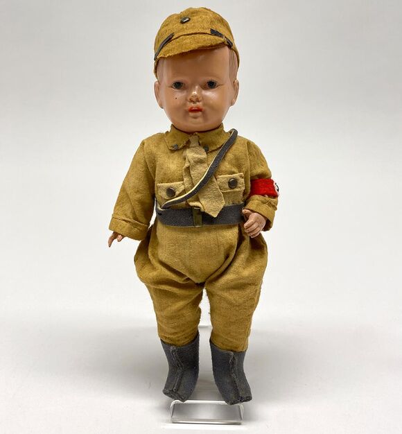 Die SA-Puppe in der Sammlung des Dokuzentrums wurde von der hessischen Firma "Cellba" produziert. Sie hat bewegliche Glieder, eine abnehmbare Mütze und trägt die Hakenkreuz-Armbinde über dem "Braunhemd". Foto: Daniela Harbeck-Barthel
