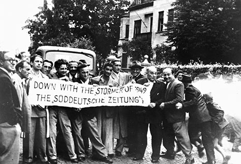 Demonstration jüdischer Anwohner in der Münchener Möhlstraße 10, 1949. Bildnachweis: Archiv Heinrich Hoffmann