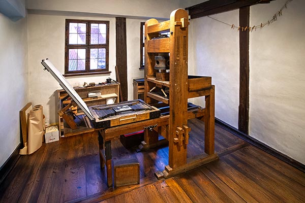 Hochdruckpresse im Albrecht-Dürer-Haus. Foto: Oliver Frank (mit KI bearbeitet)