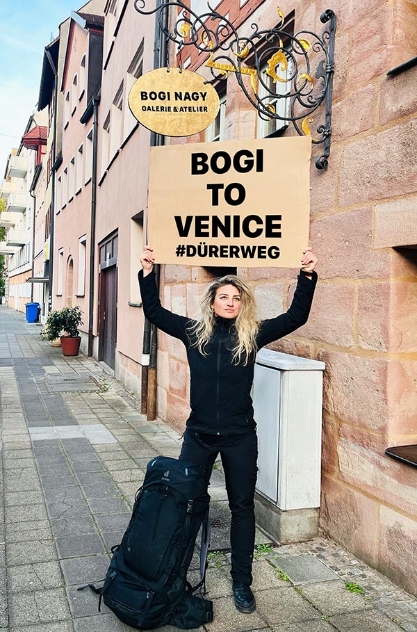 Bogi Nagy vor ihrer Galerie und Atelier in der Schlehengasse 15, 90402 Nürnberg. Bildnachweis: Bogi Nagy
