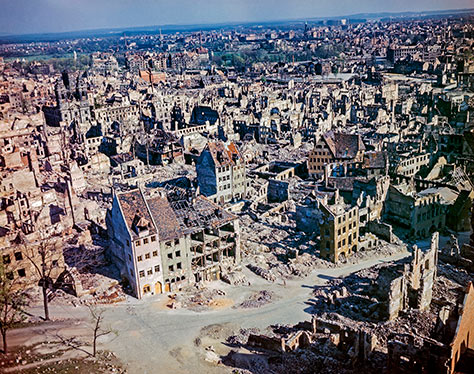 Ray D'Addario: Blick von der Burgfreiung über die zerstörte Nürnberger Altstadt, 1945. Bildnachweis: Stadtarchiv Nürnberg, Inv.-Nr. A65-II-RA-244-D