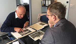 Claus Merk (li.) und Dr. Alexander Schmidt im anregenden Gespräch über das Album der Firma FRAWI und die Wiederaufbauzeit in Nürnberg.