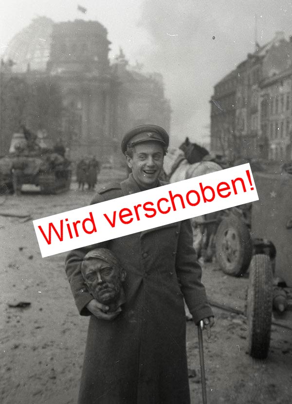 Dichter Ewgenij Dolmatowskij mit einer Trophäe in Form eines Hitlerskulpturkopfs, Berlin, 2. Mai 1945. Bildnachweis: Anna Y. Chaldej, Moskau