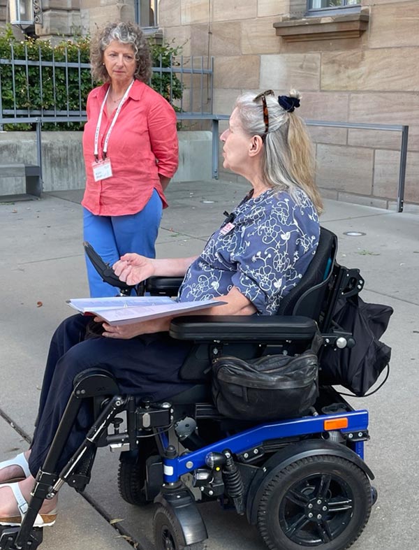 Guides für die inklusive Führung, vor dem Eingang des Memorium. Bildnachweis: Lena Tischer