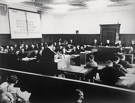 Blick in den Gerichtssaal während des Prozesses gegen das Wirtschafts- und Verwaltungshauptamt der SS. Bildnachweis: National Archives, College Park, MD, USA