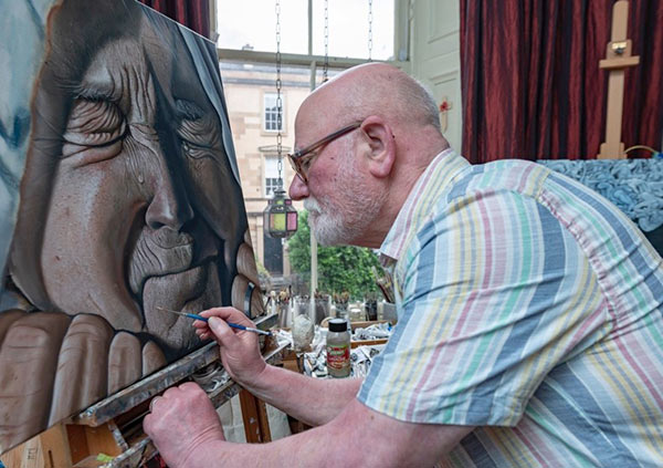 Der Forensiker Robert McNeil verarbeitet die Erinnerungen an seine Arbeit in Srebrenica durch Kunst. Bildnachweis: Jim Dunn, Glasgow Museums