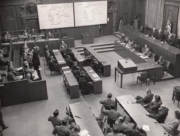 Nürnberger Justizpalast, Sitzungssaal 600, 18. Oktober 1947: Einer der Angeklagten im Juristenprozess, der Unterabteilungsleiter (III A) im Reichsjustizministerium Dr. Wolfgang Mettgenberg, bei seinen abschließenden Worten. Bildnachweis: National Archives and Records Administration, College Park, Maryland