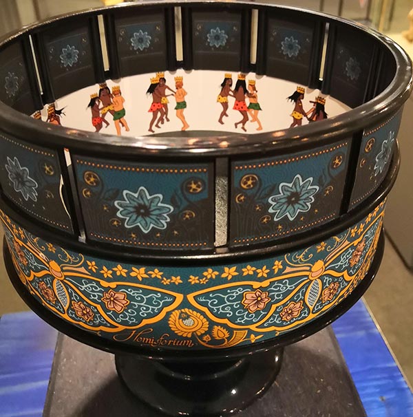 Beispiel für ein optisches Spielzeug, das bewegte Bilder erzeugen kann: Der Zoetrop (im Volksmund auch Wundertrommel genannt).