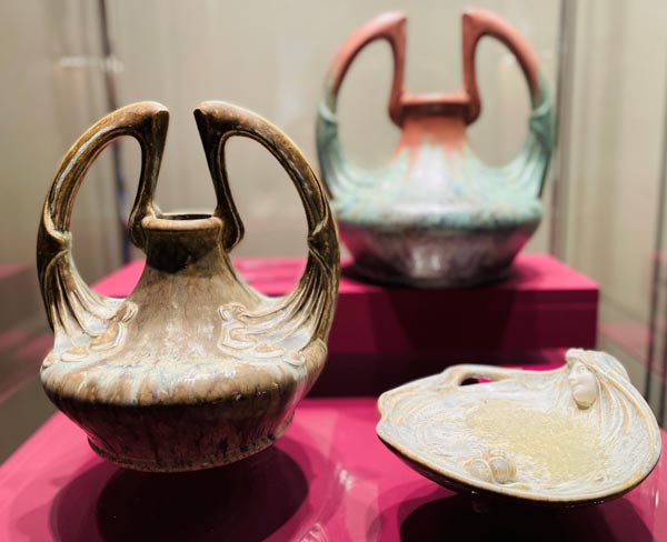 J. von Schwarz: Henkelvasen aus Fayence und Porzellanschale, um 1900/1901. Privatsammlung Pese. Foto: Ulrike Berninger