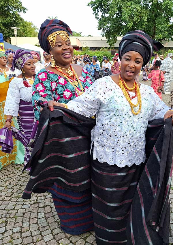 Die tanzenden Yaratipa Frauen aus Togo werden von Trommlern begleitet. Bildnachweis: Stadt Nürnberg; Foto: Stephanie Wimmer